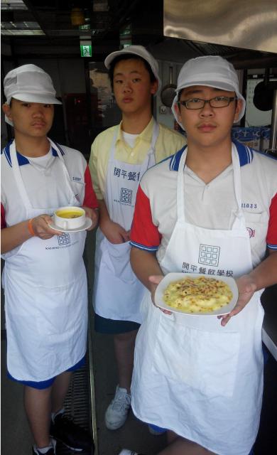 1014西餐2-法式南瓜濃湯、奶油火腿青豆仁焗管麵-學生與成品