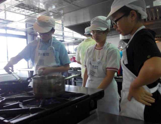 1028西餐4-美式華爾道夫沙拉、香煎雞排佐烤香料馬鈴薯-學生實作中3