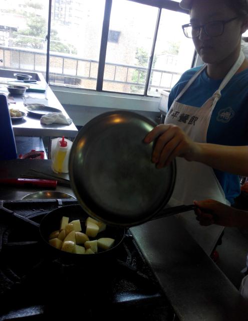 1028西餐4-美式華爾道夫沙拉、香煎雞排佐烤香料馬鈴薯-學生實作中4