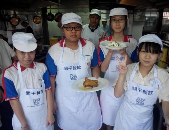 1028西餐4-美式華爾道夫沙拉、香煎雞排佐烤香料馬鈴薯-學生與成品4